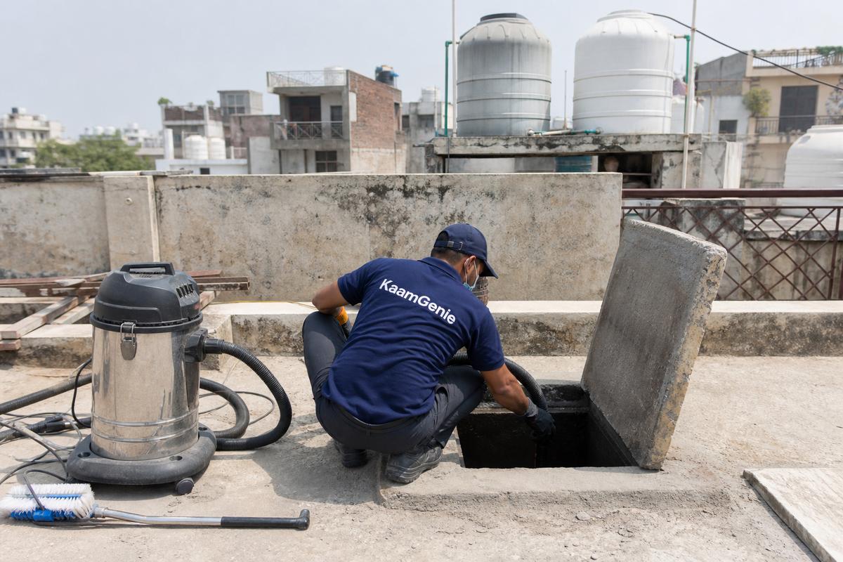 KaamGenie crew cleaning a underground sump in Chaukhandi, Delhi