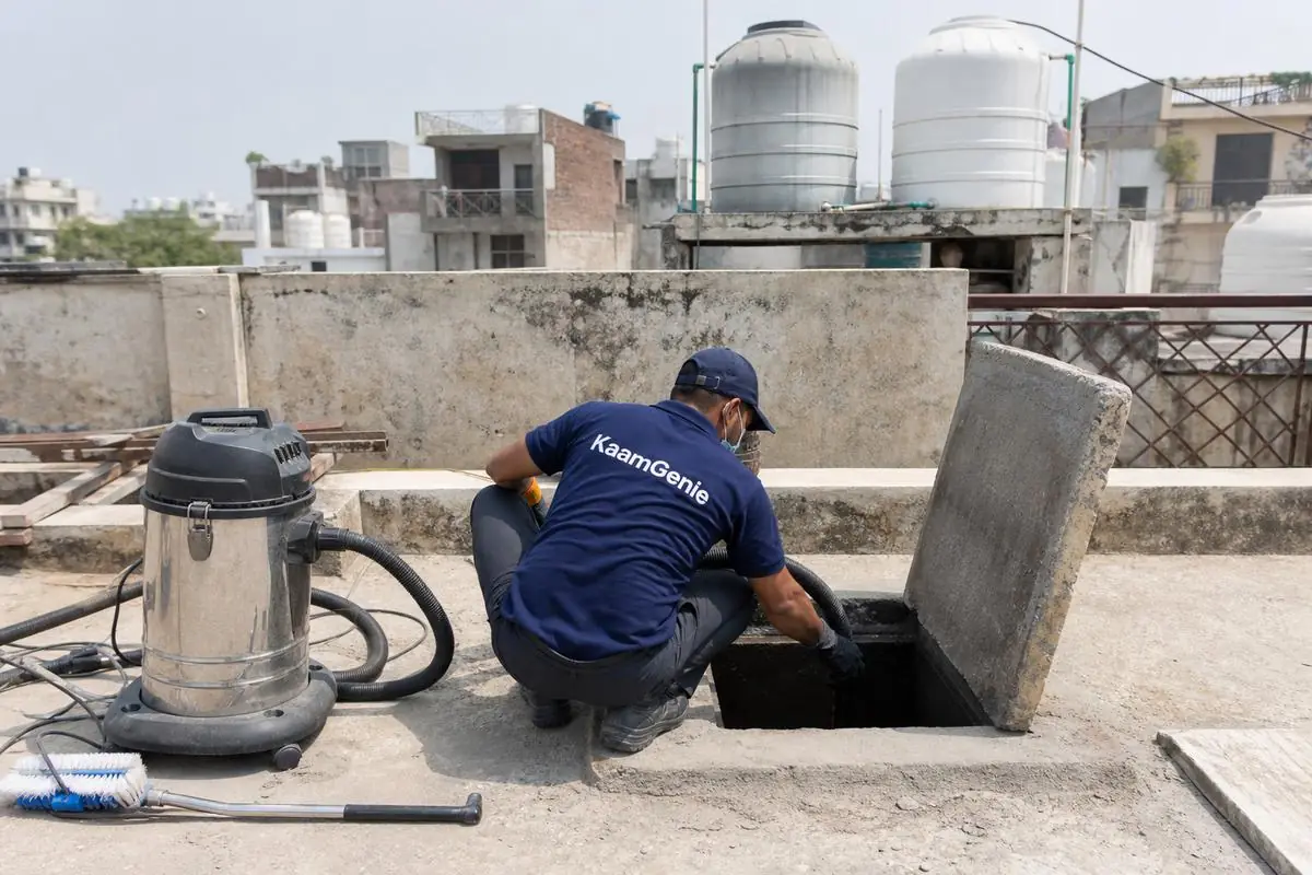 KaamGenie crew cleaning a underground sump in Chaukhandi, Delhi