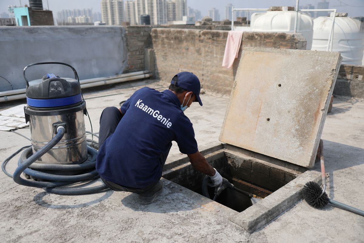 KaamGenie crew cleaning a underground sump in Chilla, Delhi