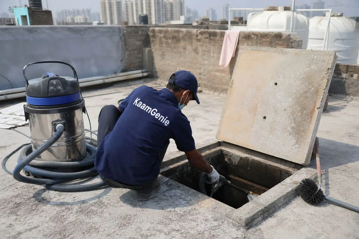 KaamGenie crew cleaning a underground sump in Chilla, Delhi