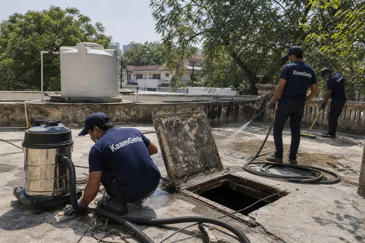 KaamGenie crew cleaning a underground sump in Civil Lines, Delhi