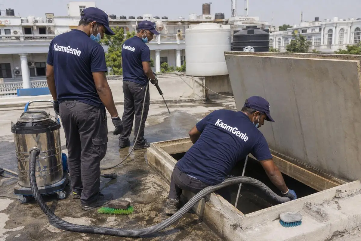 KaamGenie crew cleaning a underground sump in Connaught Place, Delhi