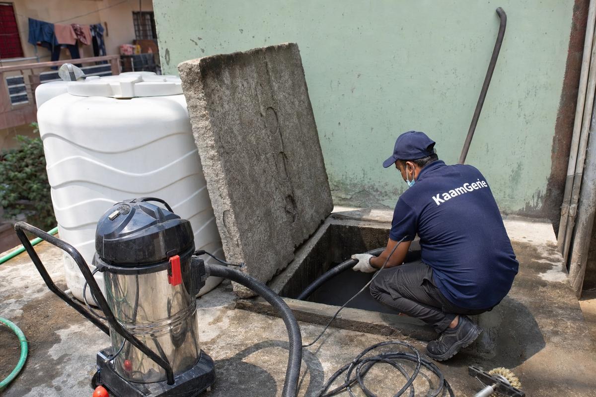 KaamGenie crew cleaning a underground sump in Dakshinpuri, Delhi