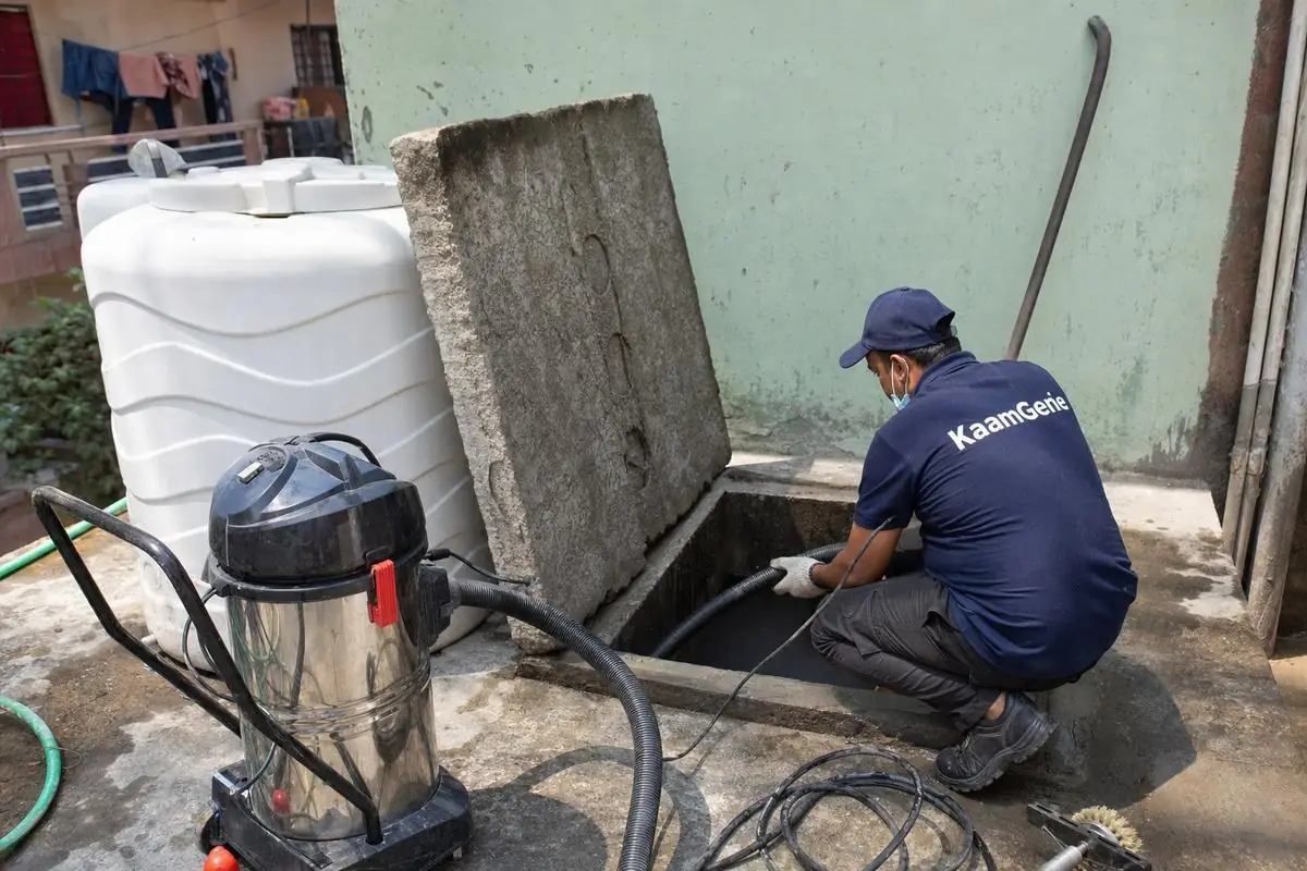 KaamGenie crew cleaning a underground sump in Dakshinpuri, Delhi