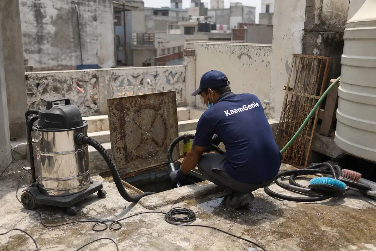 KaamGenie crew cleaning a underground sump in Dareeba (Kinari Bazar), Delhi