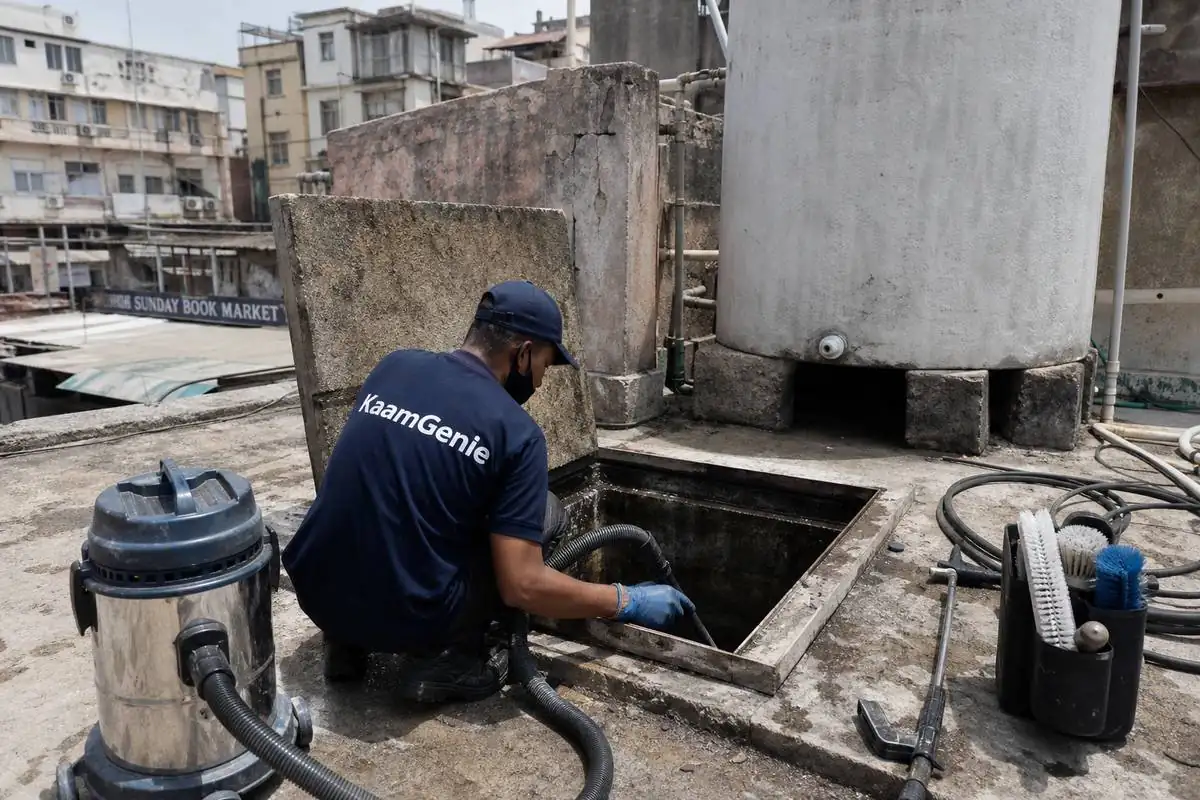 KaamGenie crew cleaning a underground sump in Daryaganj, Delhi