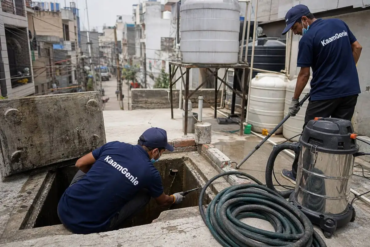 KaamGenie crew cleaning a underground sump in Dashrath Puri, Delhi