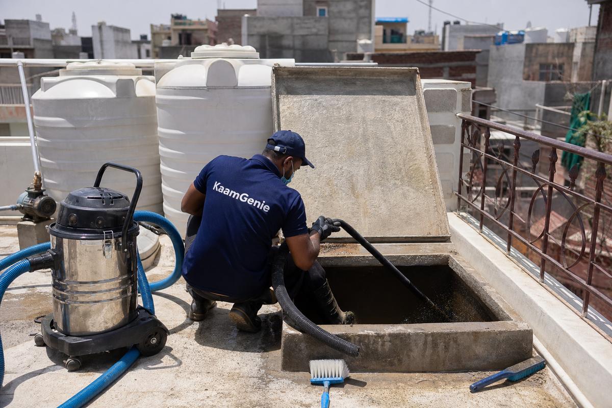 KaamGenie crew cleaning a underground sump in Dayalpur, Delhi