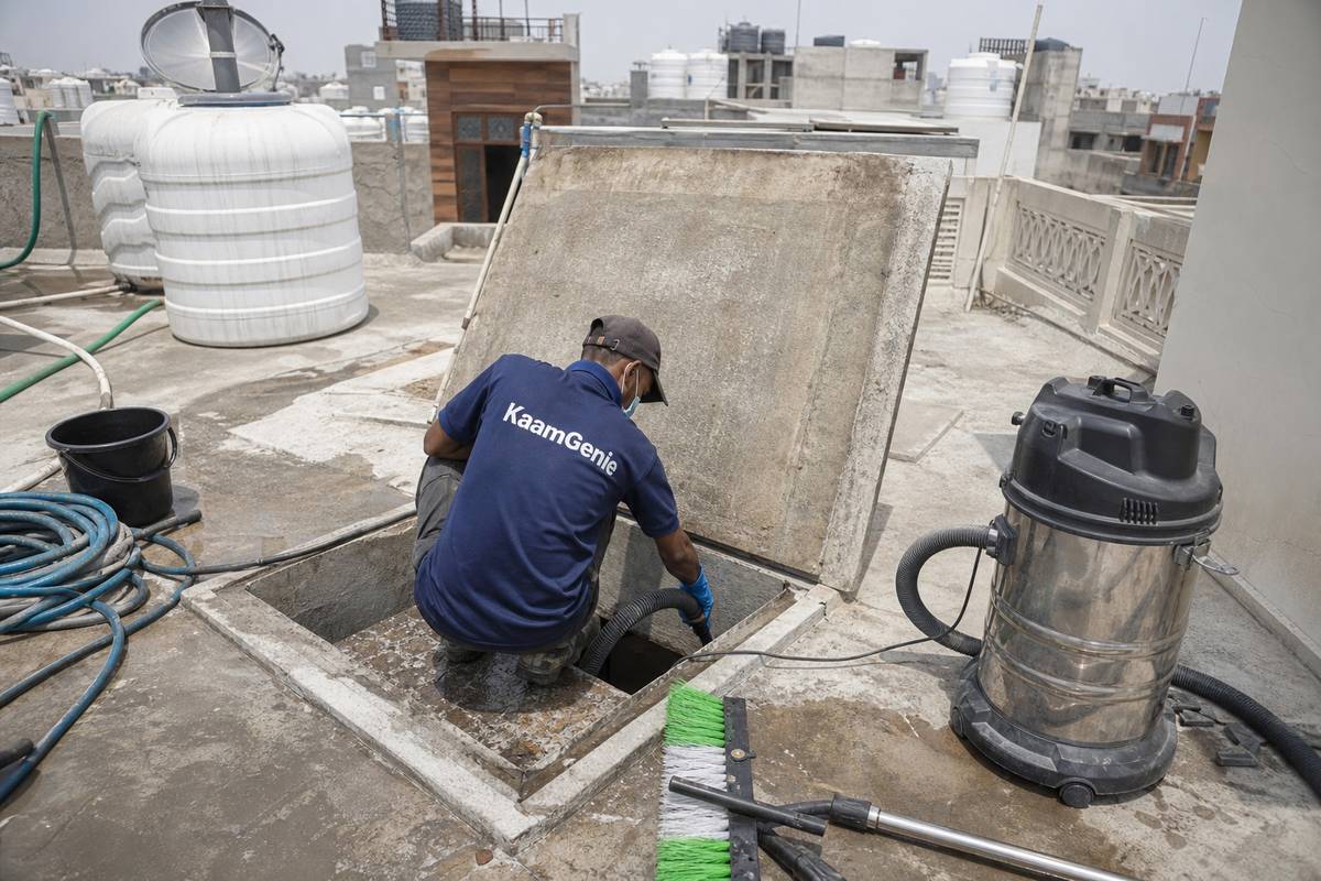 KaamGenie crew cleaning a underground sump in Dayanand Colony, Delhi