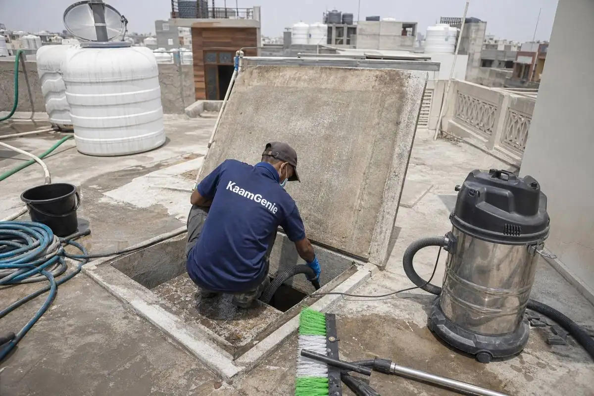 KaamGenie crew cleaning a underground sump in Dayanand Colony, Delhi