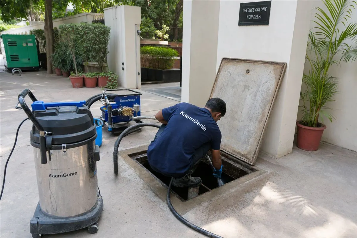 KaamGenie crew cleaning a underground sump in Defence Colony, Delhi
