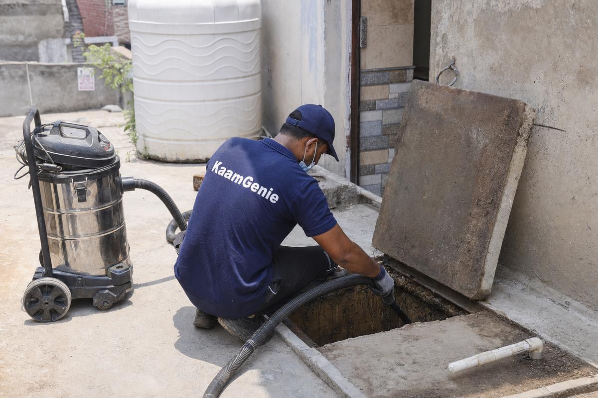 KaamGenie crew cleaning a underground sump in Deoli, Delhi