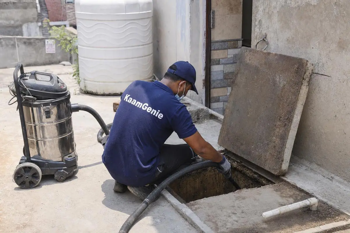 KaamGenie crew cleaning a underground sump in Deoli, Delhi