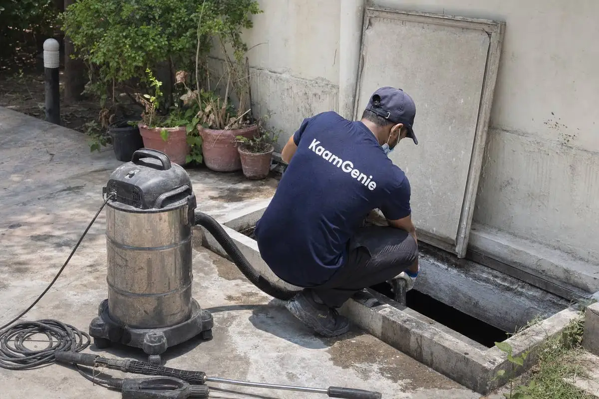 KaamGenie crew cleaning a underground sump in Dera Mandi, Delhi