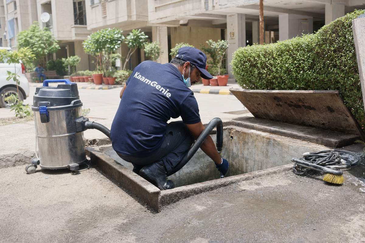 KaamGenie crew cleaning a underground sump in Dwarka Sector 10, Delhi
