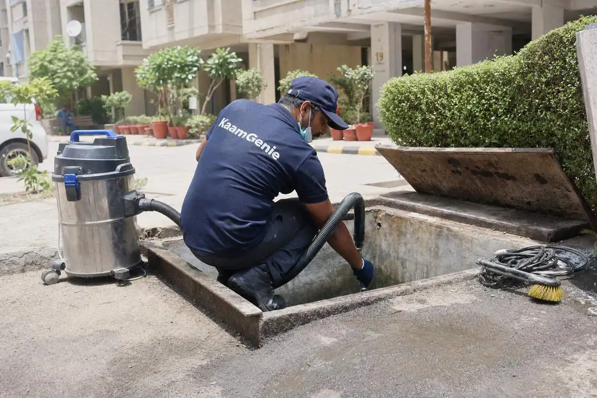 KaamGenie crew cleaning a underground sump in Dwarka Sector 10, Delhi