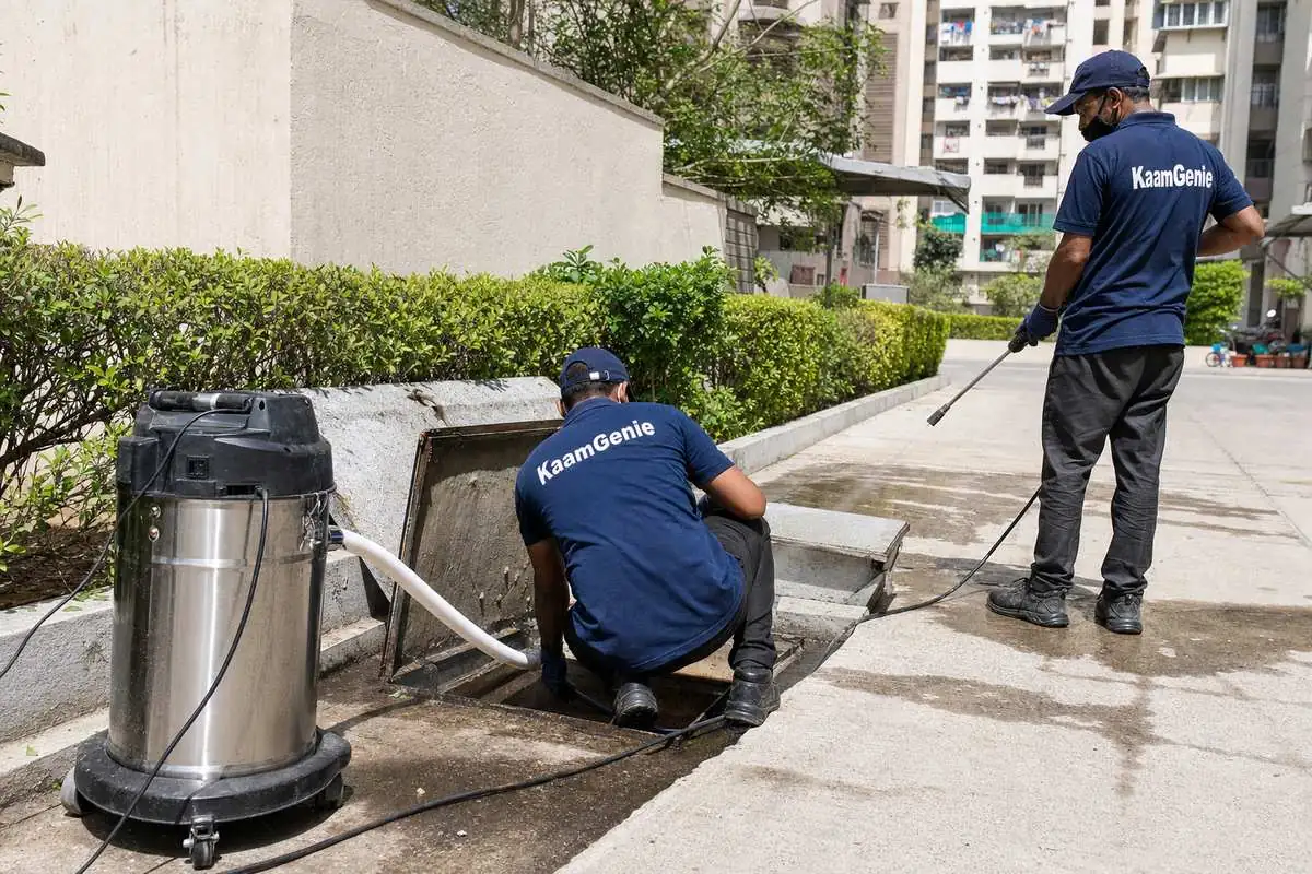 KaamGenie crew cleaning a underground sump in Dwarka Sector 11, Delhi