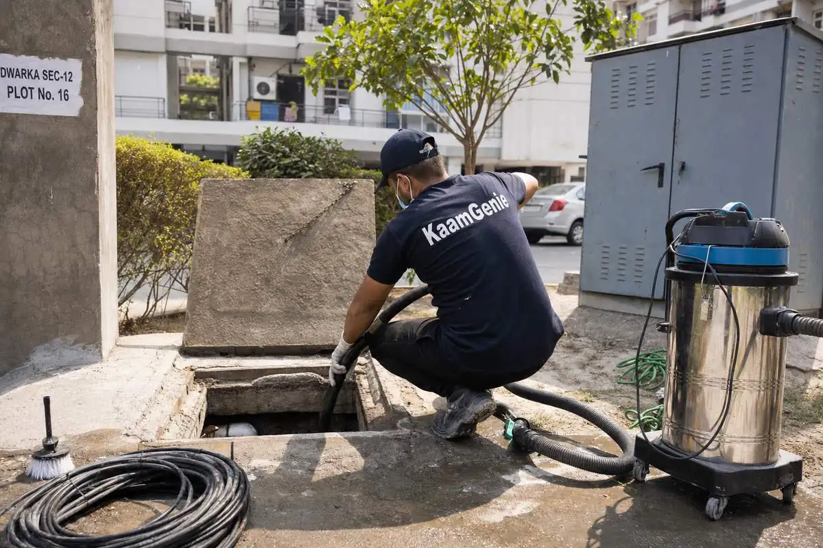 KaamGenie crew cleaning a underground sump in Dwarka Sector 12, Delhi