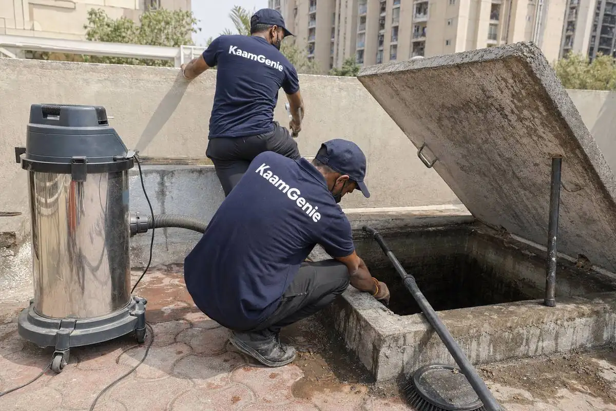 KaamGenie crew cleaning a underground sump in Dwarka Sector 13, Delhi