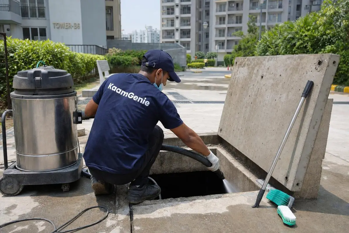 KaamGenie crew cleaning a underground sump in Dwarka Sector 14, Delhi