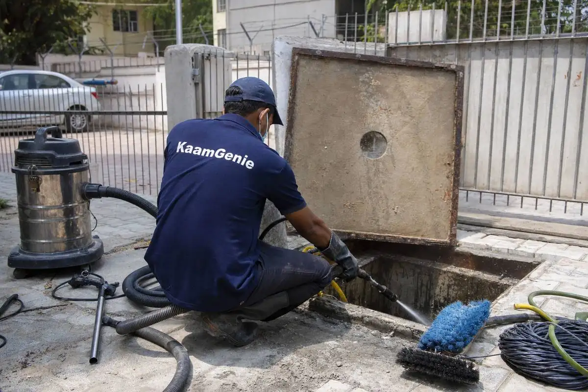 KaamGenie crew cleaning a underground sump in Dwarka Sector 16, Delhi