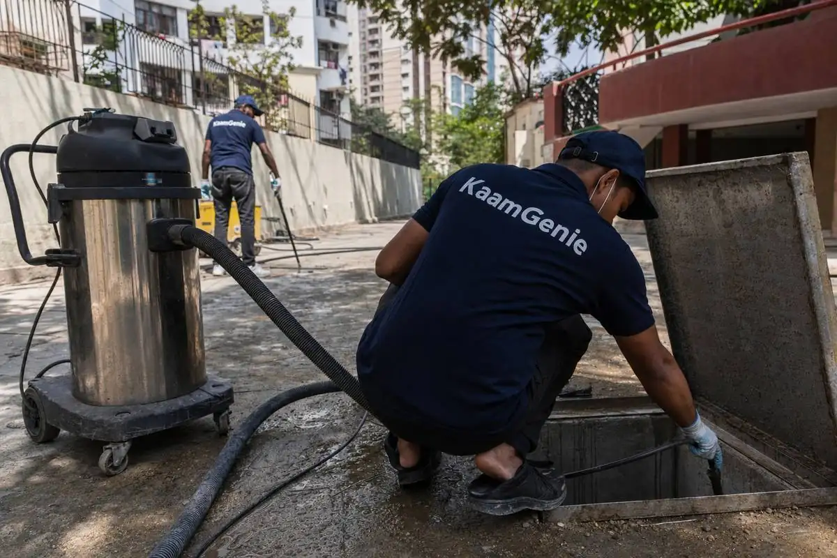 KaamGenie crew cleaning a underground sump in Dwarka Sector 17, Delhi