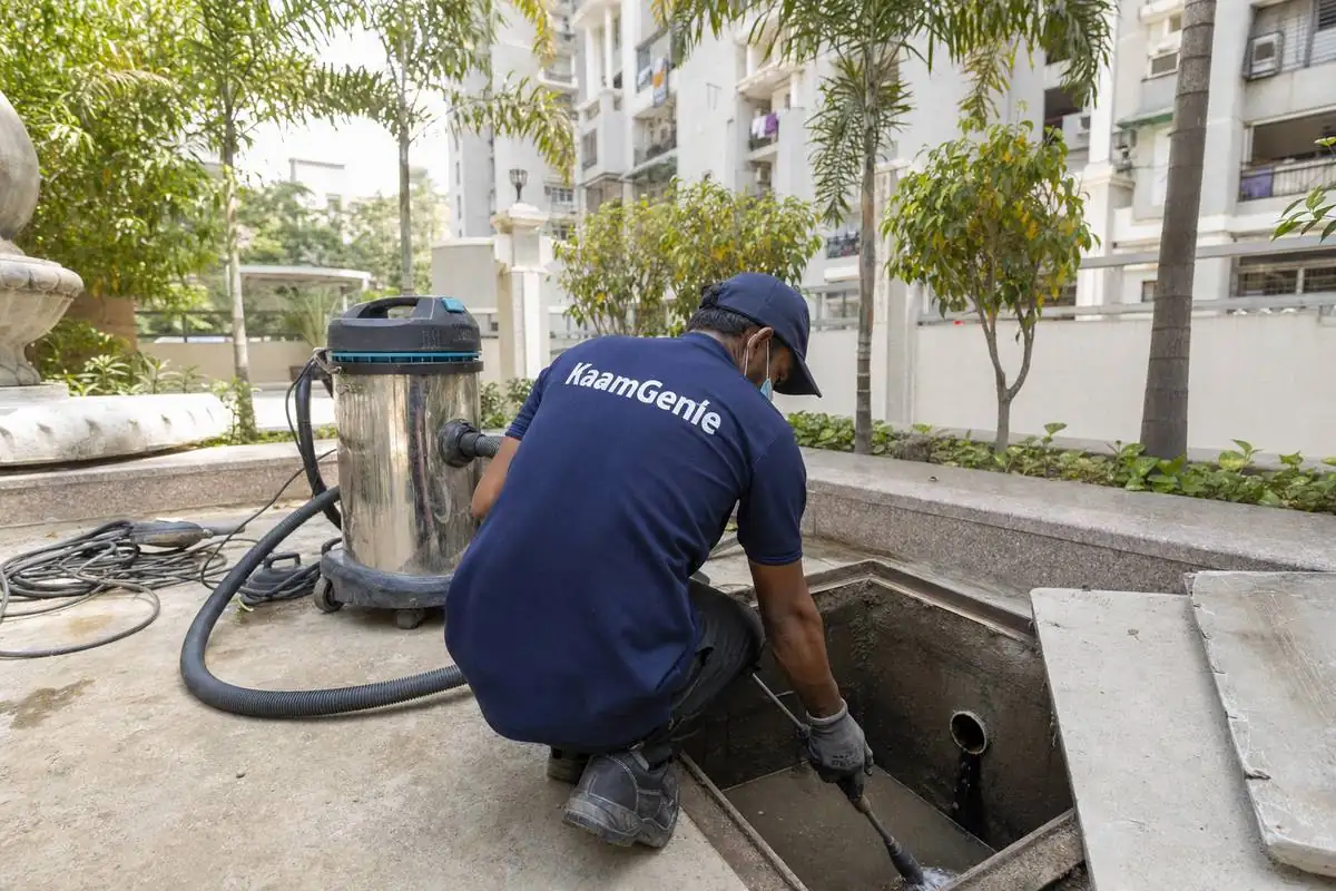 KaamGenie crew cleaning a underground sump in Dwarka Sector 18, Delhi