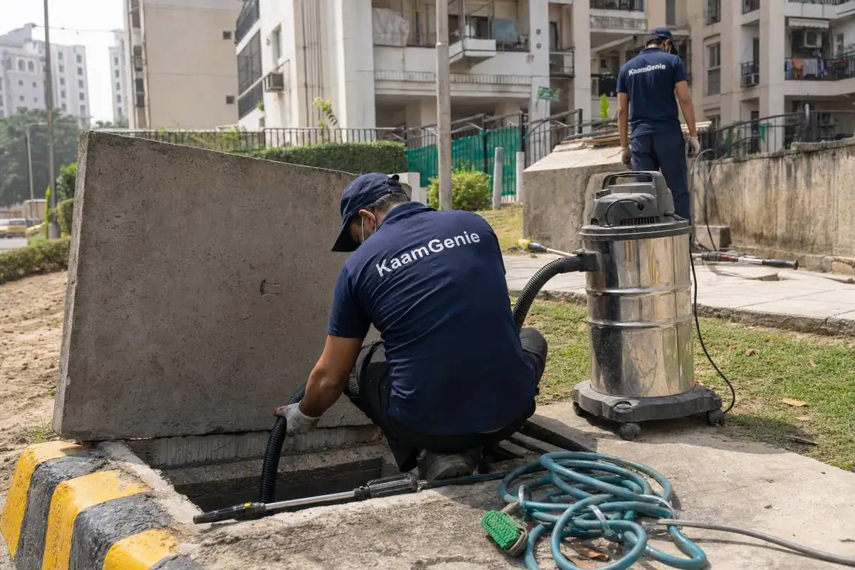 KaamGenie crew cleaning a underground sump in Dwarka Sector 19, Delhi