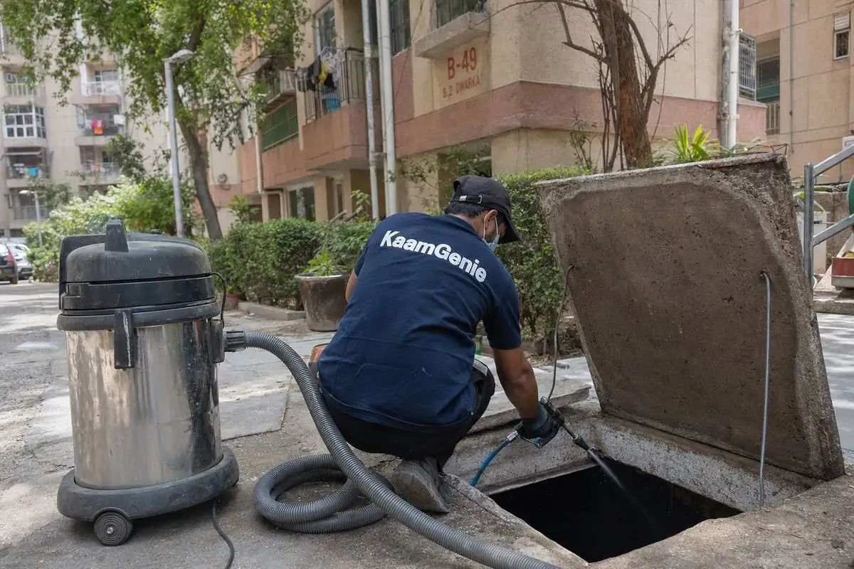 KaamGenie crew cleaning a underground sump in Dwarka Sector 2, Delhi