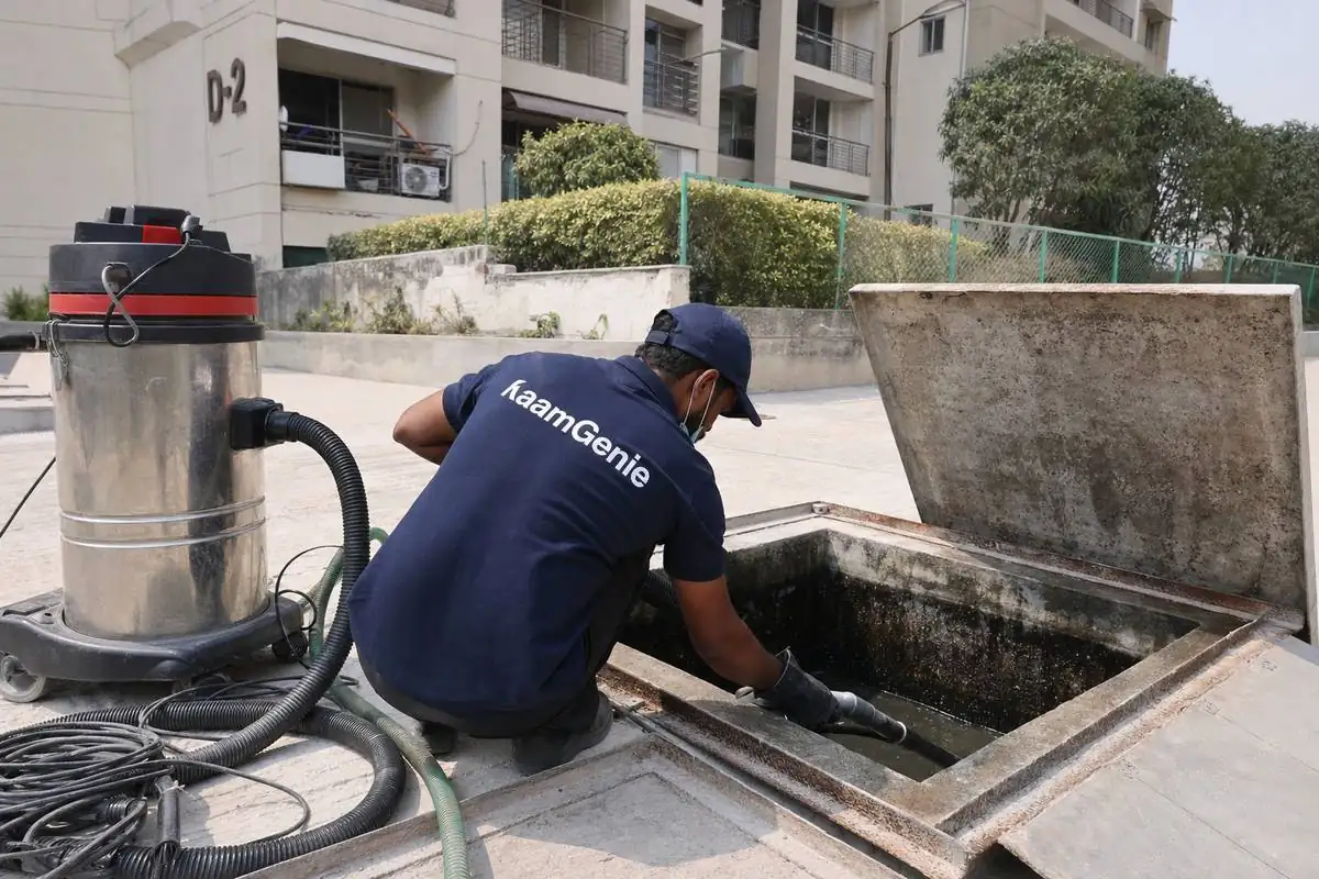 KaamGenie crew cleaning a underground sump in Dwarka Sector 20, Delhi