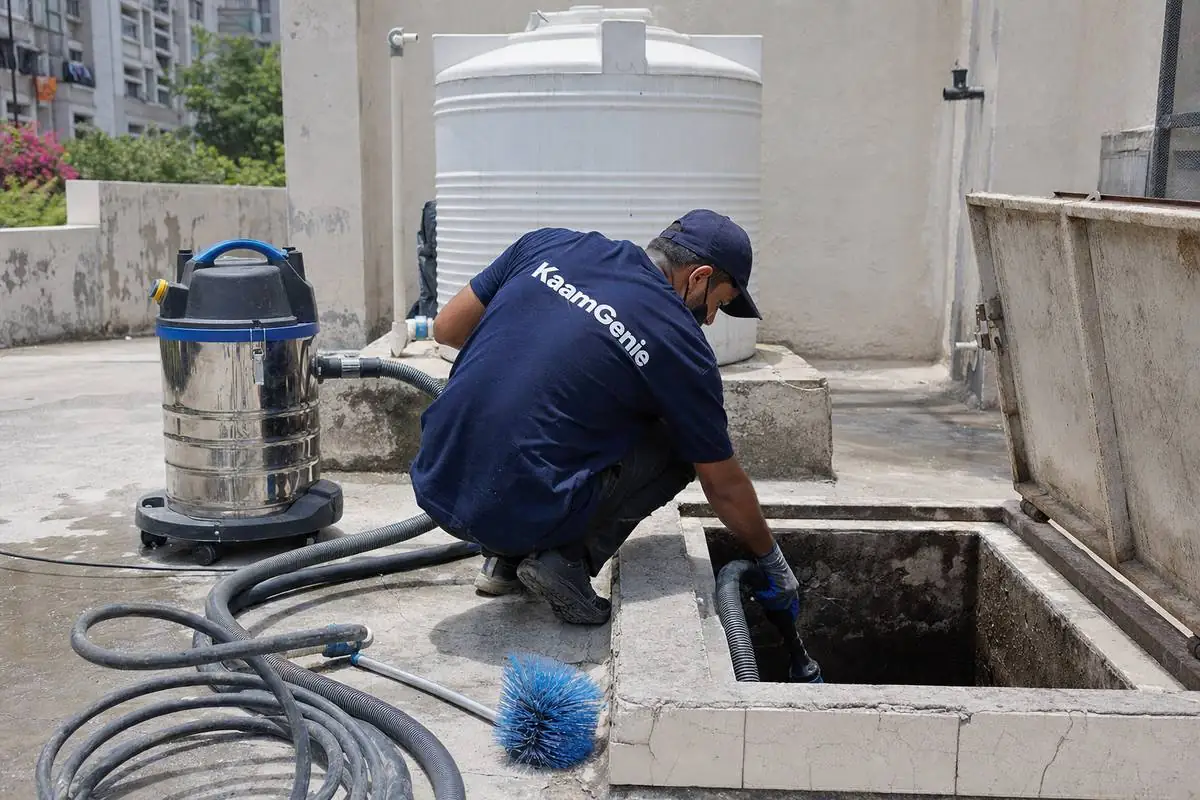 KaamGenie crew cleaning a underground sump in Dwarka Sector 23, Delhi