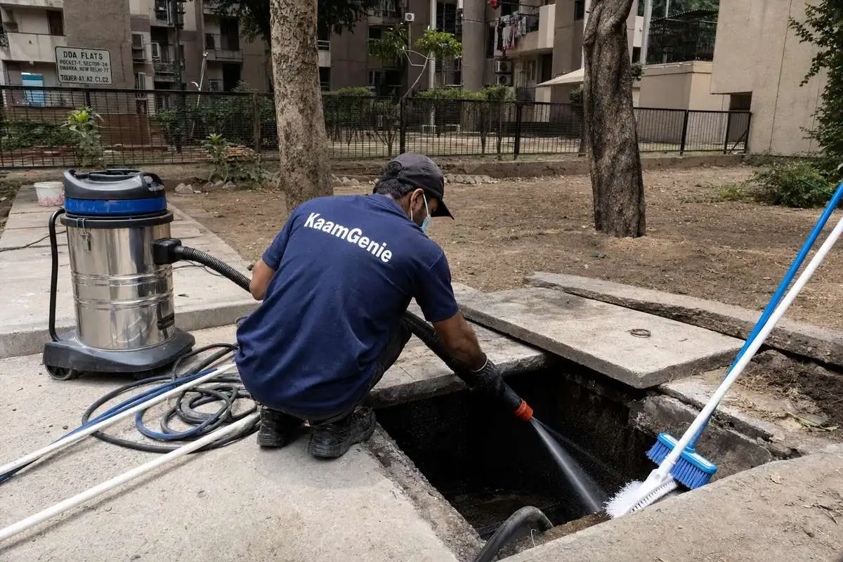 KaamGenie crew cleaning a underground sump in Dwarka Sector 24, Delhi