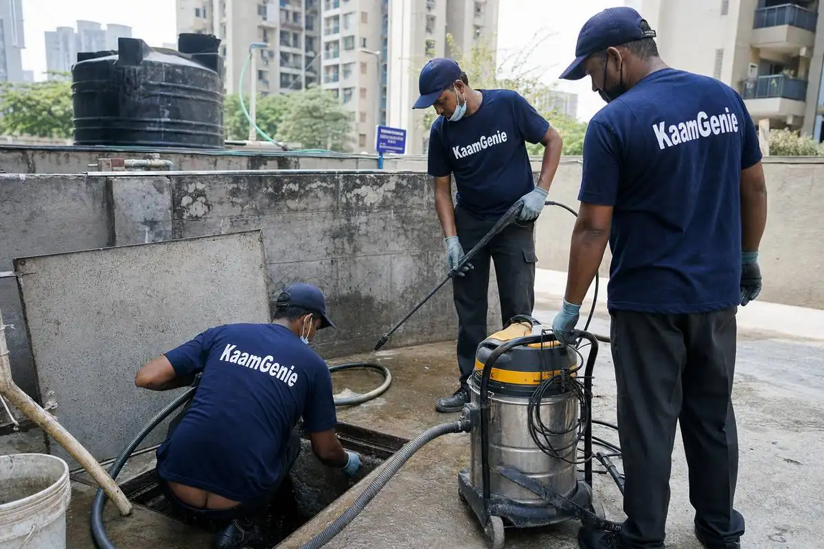 KaamGenie crew cleaning a underground sump in Dwarka Sector 26, Delhi