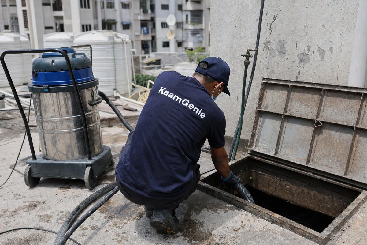 KaamGenie crew cleaning a underground sump in Dwarka Sector 28, Delhi
