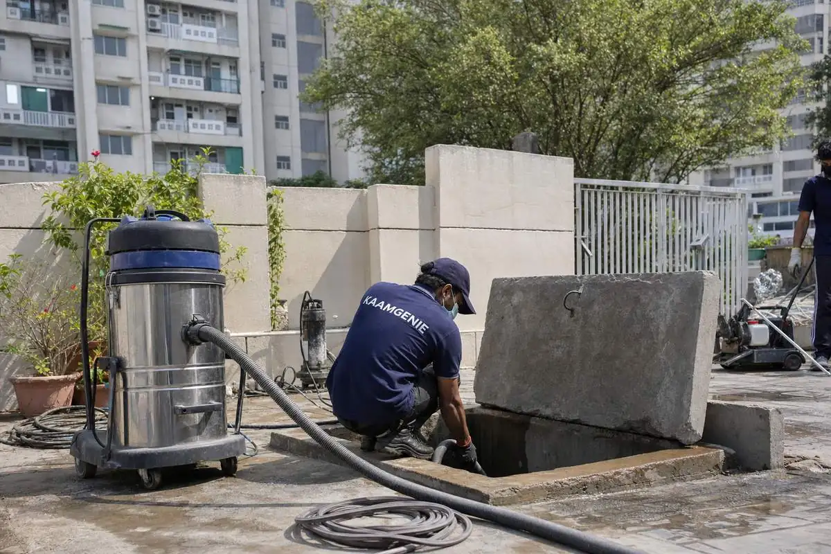 KaamGenie crew cleaning a underground sump in Dwarka Sector 29, Delhi