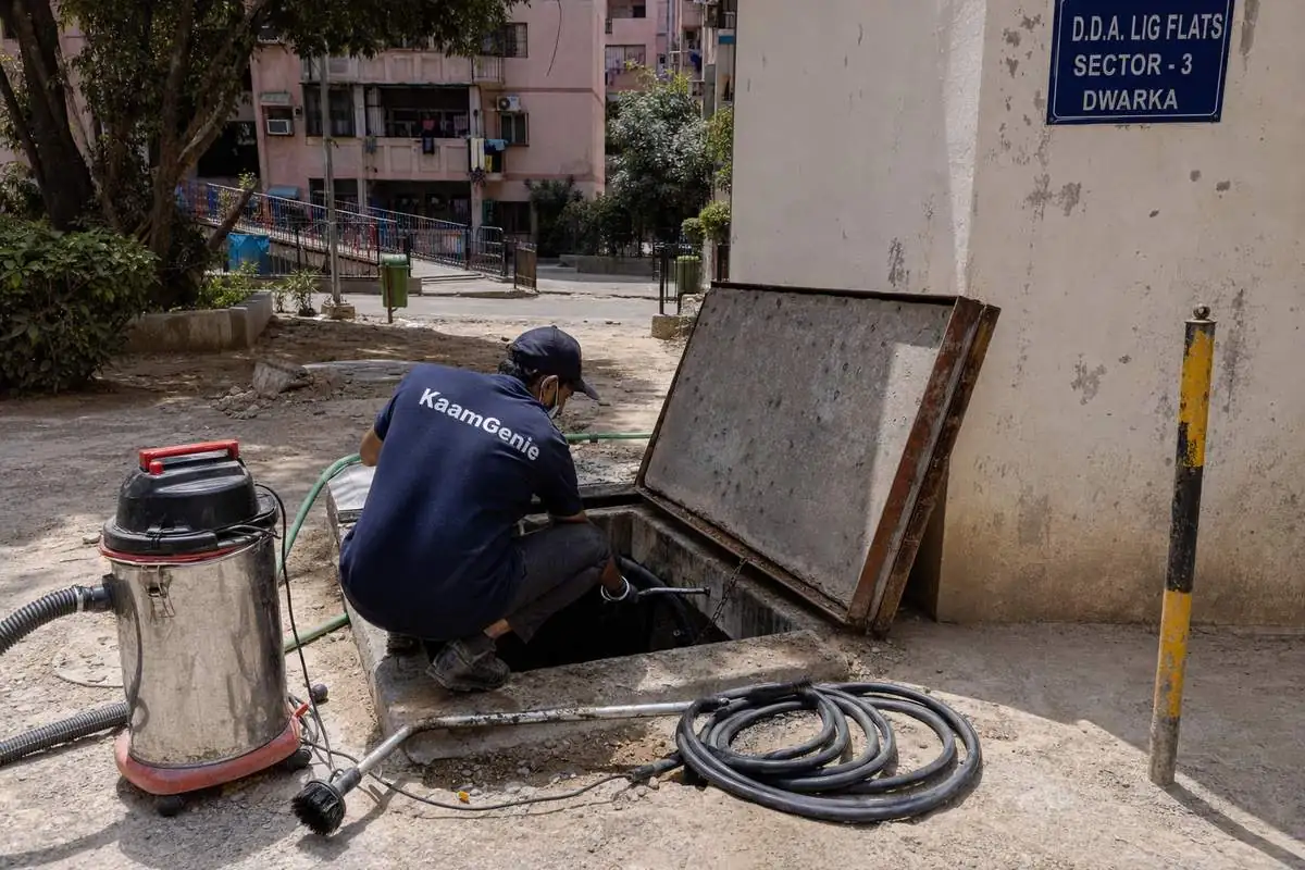 KaamGenie crew cleaning a underground sump in Dwarka Sector 3, Delhi