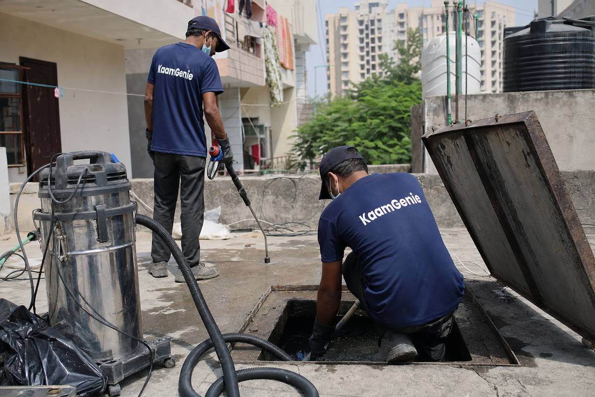 KaamGenie crew cleaning a underground sump in Dwarka Sector 4, Delhi