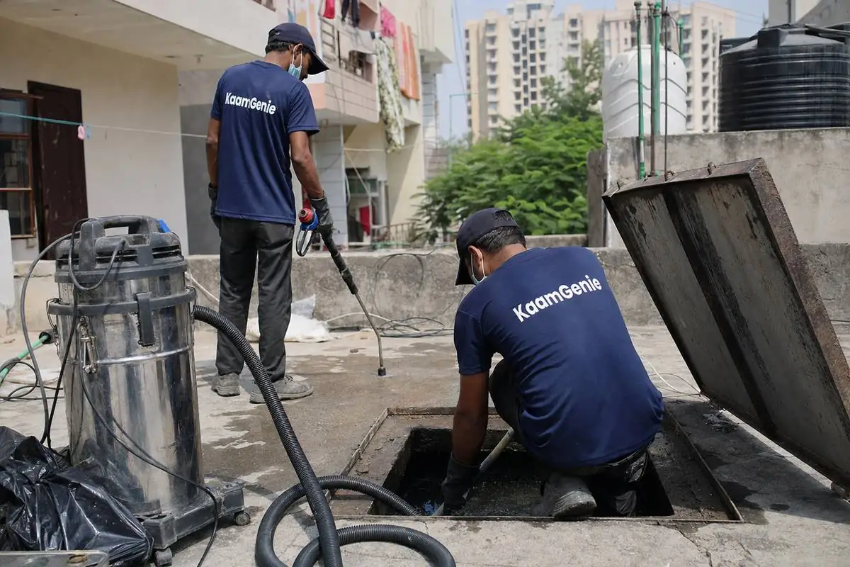 KaamGenie crew cleaning a underground sump in Dwarka Sector 4, Delhi