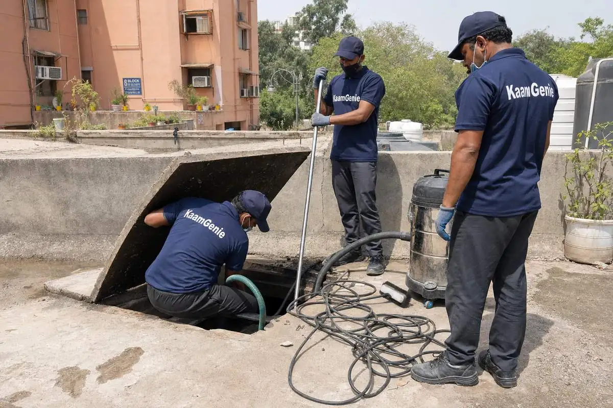 KaamGenie crew cleaning a underground sump in Dwarka Sector 5, Delhi