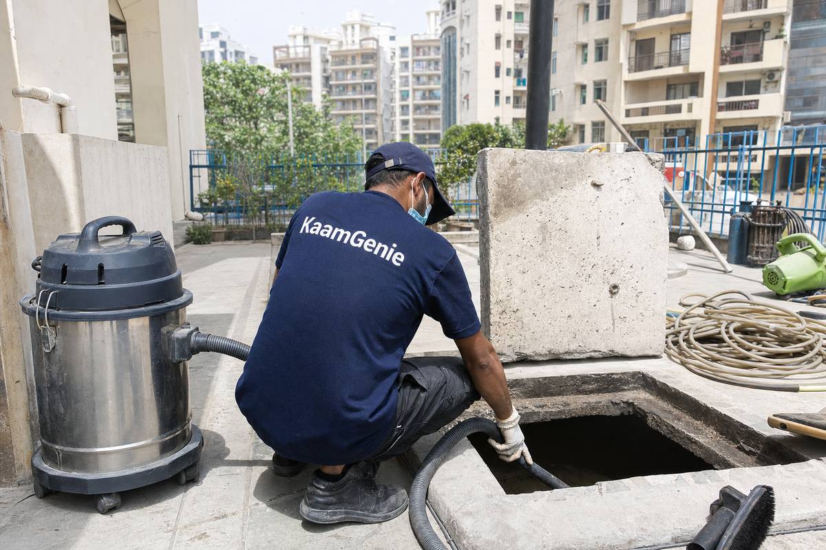 KaamGenie crew cleaning a underground sump in Dwarka Sector 8, Delhi