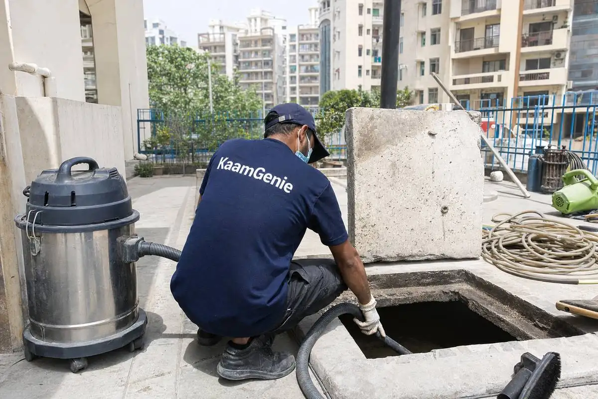 KaamGenie crew cleaning a underground sump in Dwarka Sector 8, Delhi
