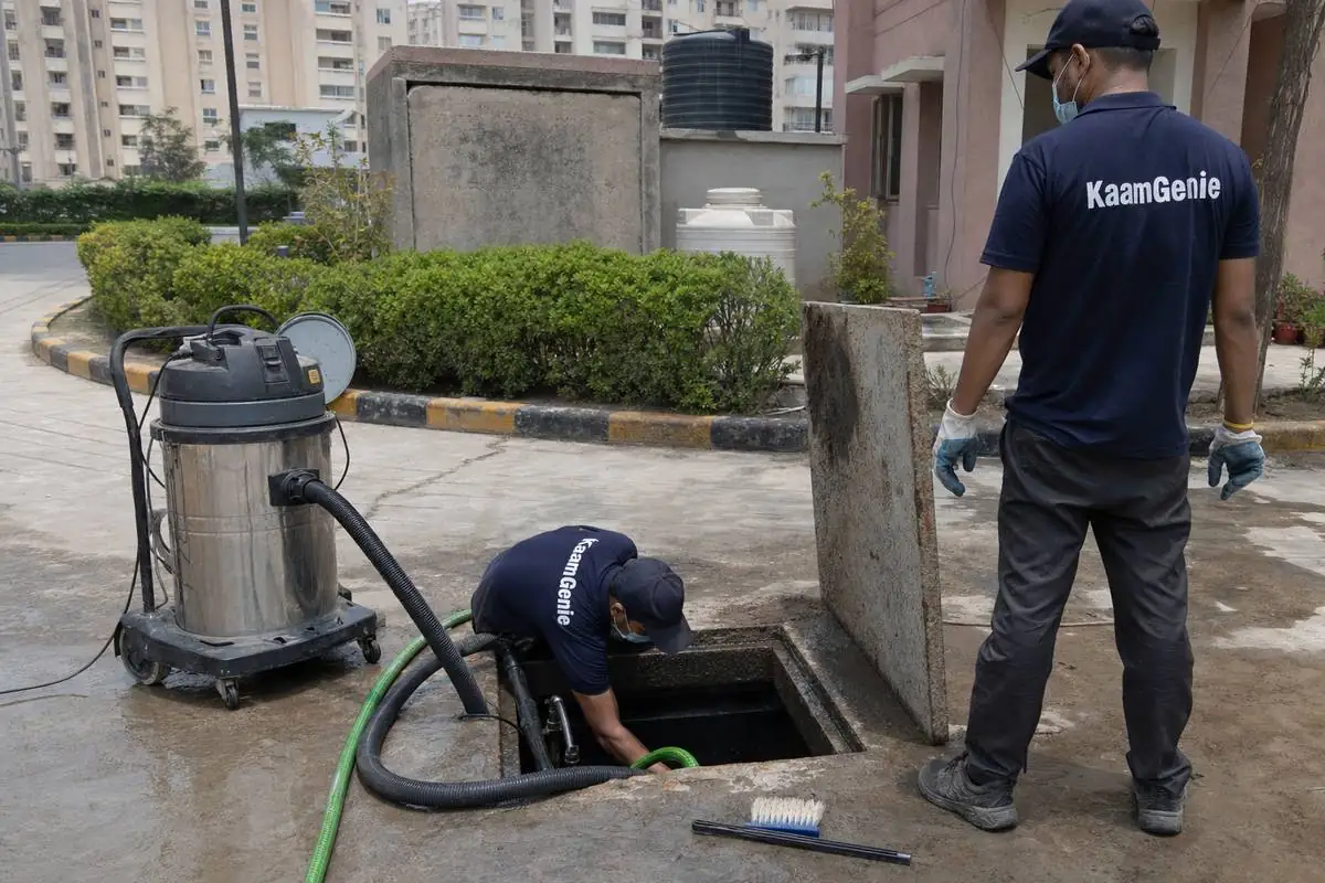 KaamGenie crew cleaning a underground sump in Dwarka Sector 9, Delhi