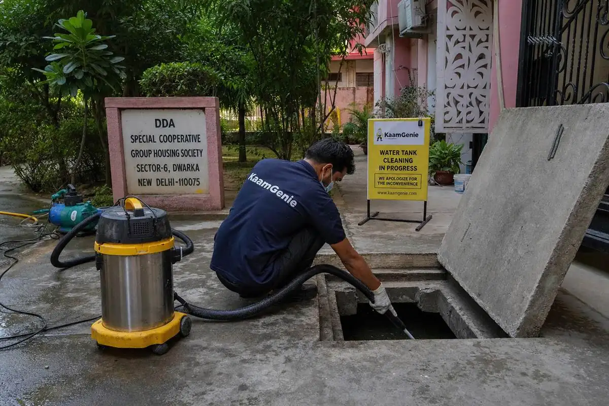 KaamGenie crew cleaning a underground sump in Dwarka, Delhi