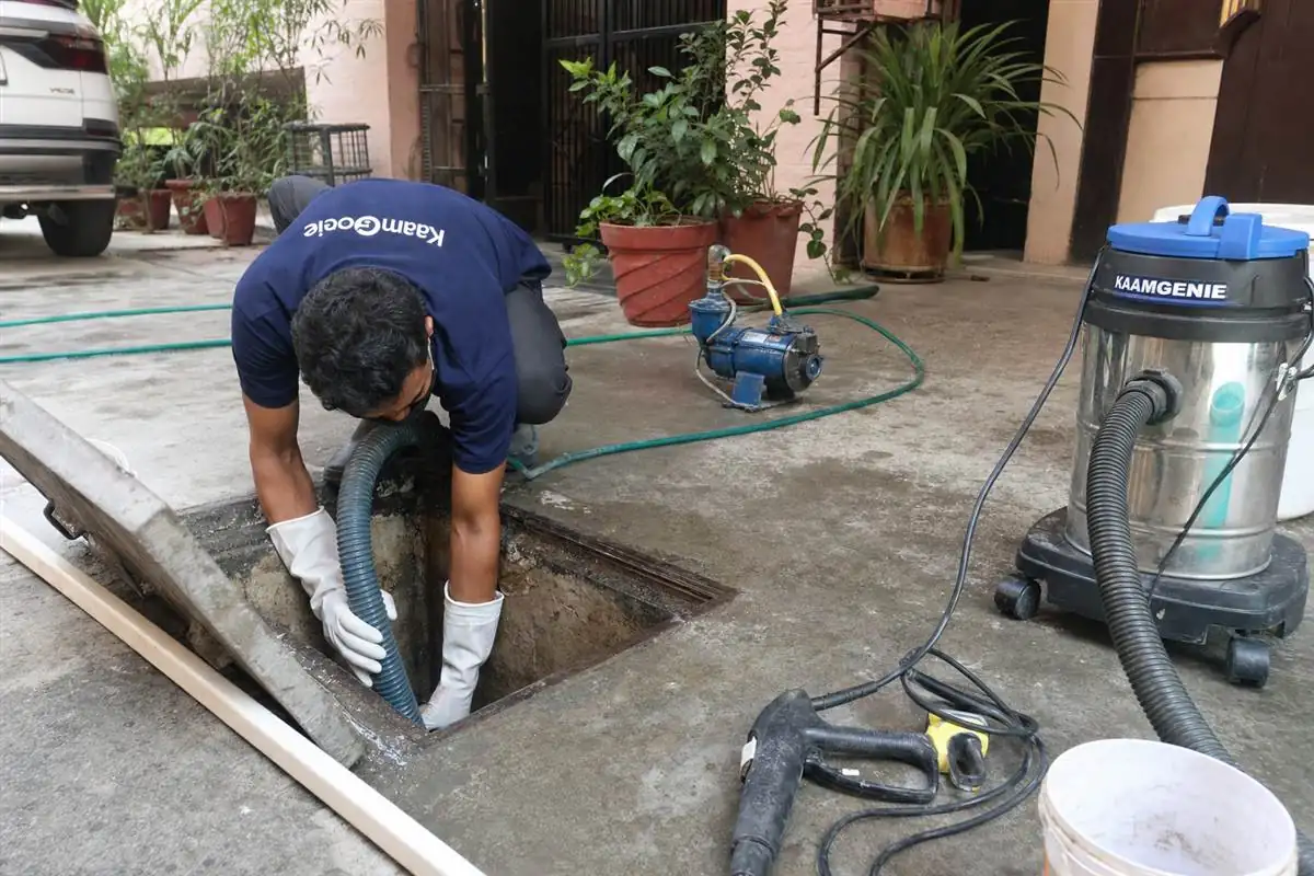 KaamGenie crew cleaning a underground sump in East of Kailash, Delhi