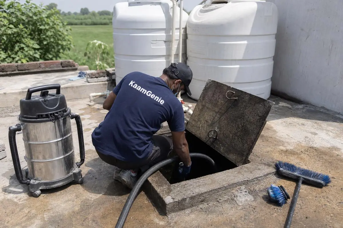 KaamGenie crew cleaning a underground sump in Fatehpur Beri, Delhi
