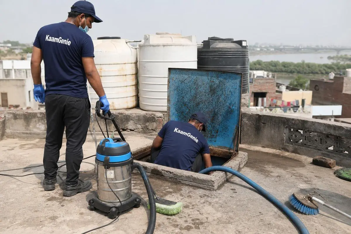 KaamGenie crew cleaning a underground sump in Garhi Mandu, Delhi