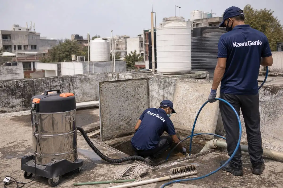 KaamGenie crew cleaning a underground sump in Garhi, Delhi