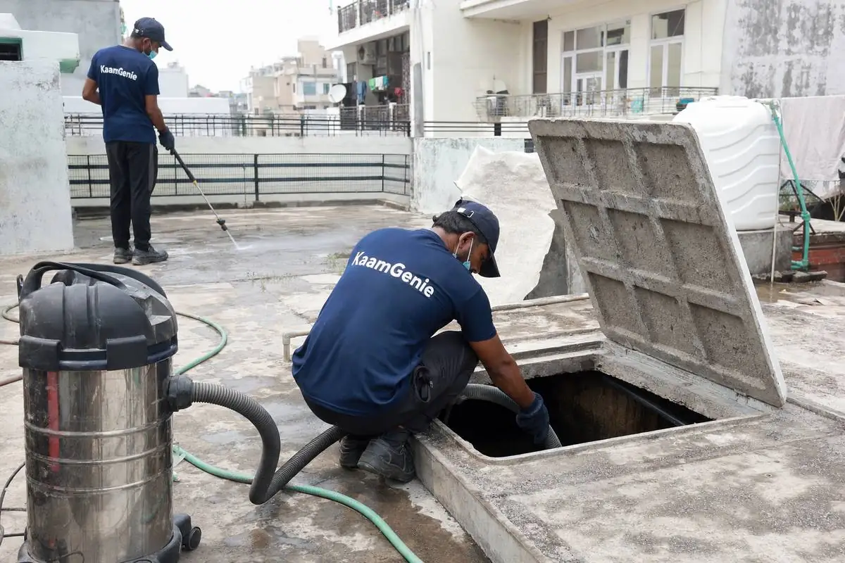 KaamGenie crew cleaning a underground sump in Gautam Nagar, Delhi