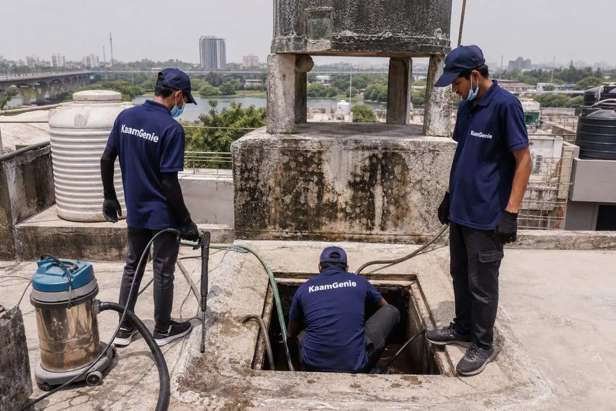 KaamGenie crew cleaning a underground sump in Geeta Colony, Delhi