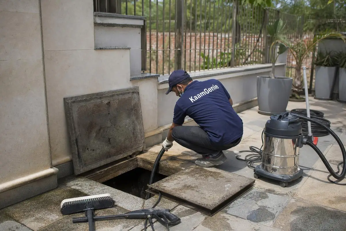 KaamGenie crew cleaning a underground sump in Geetanjali Enclave, Delhi